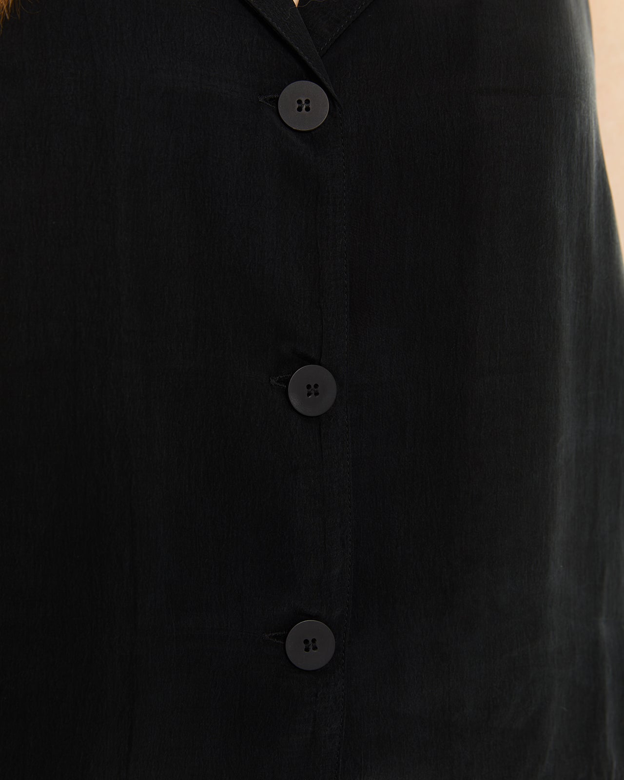 Chaleco de cupro con cuello solapa