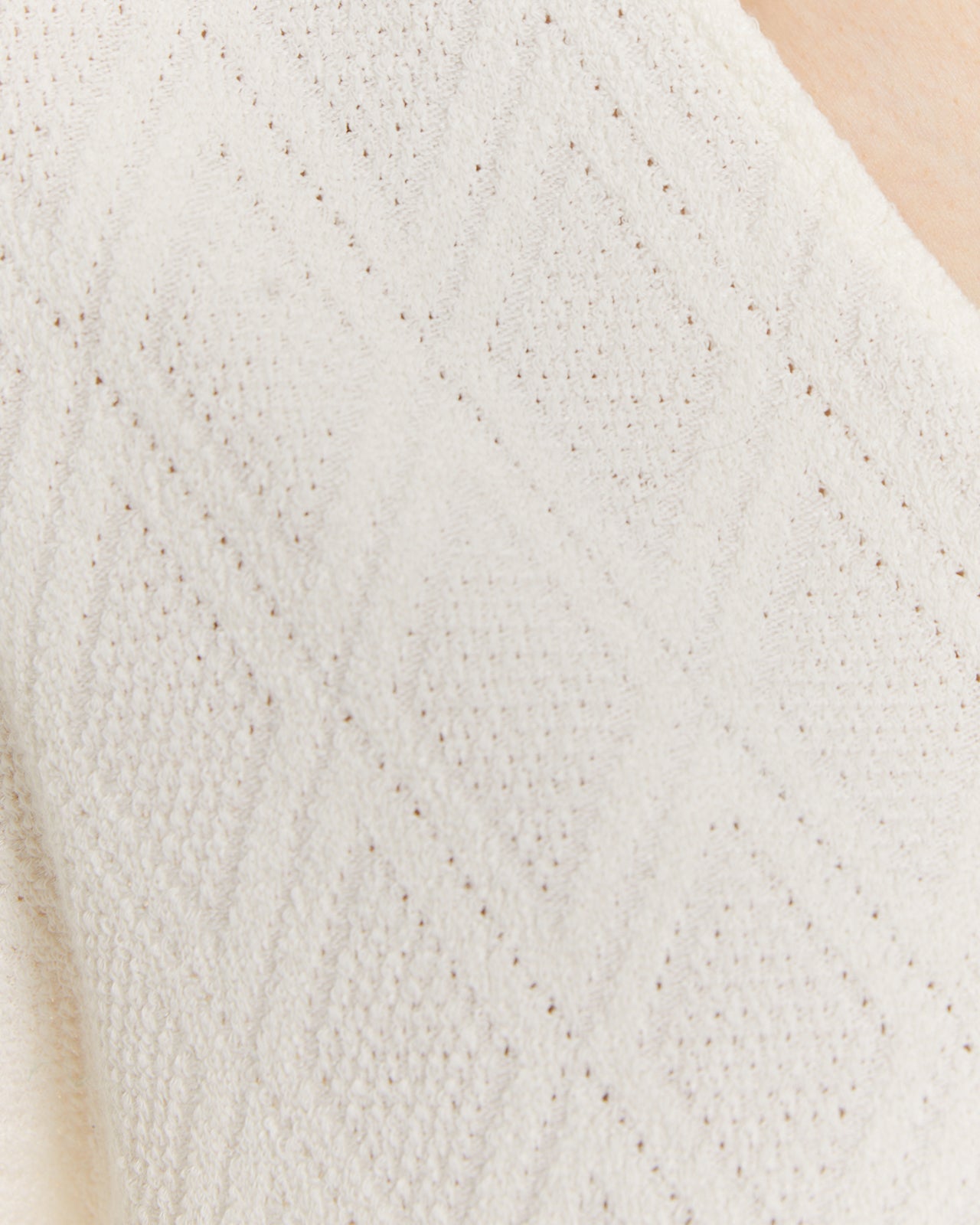 V-neck T-shirt with wide sleeves.