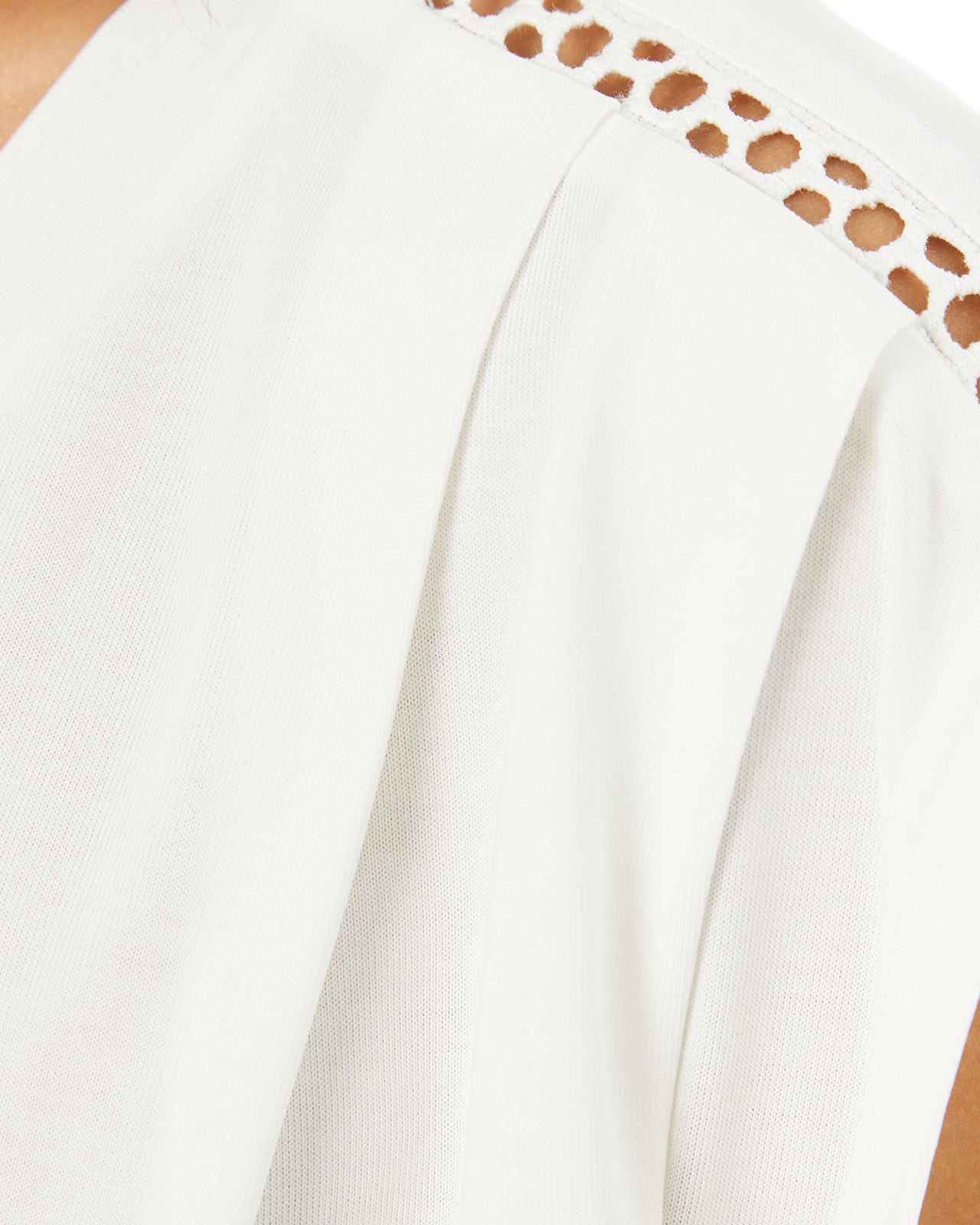 Camiseta pico con el detalle de enredos