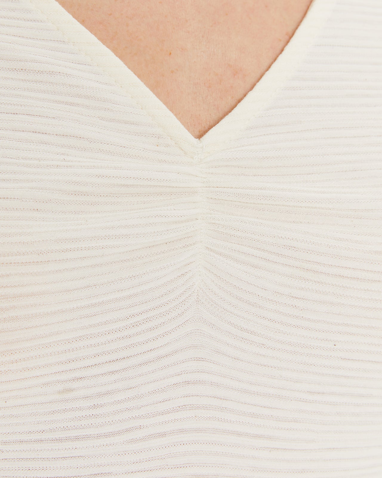 Camiseta escote pico con frunce