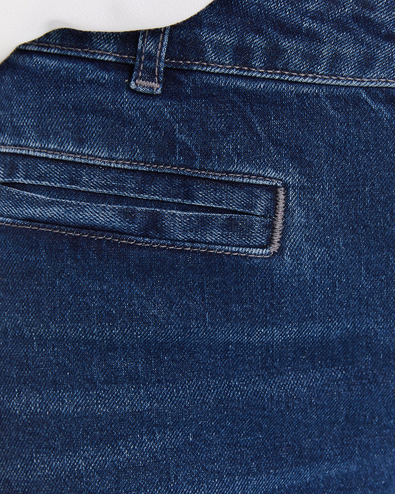 Pantalón ancho con bolsillos tipo vivo