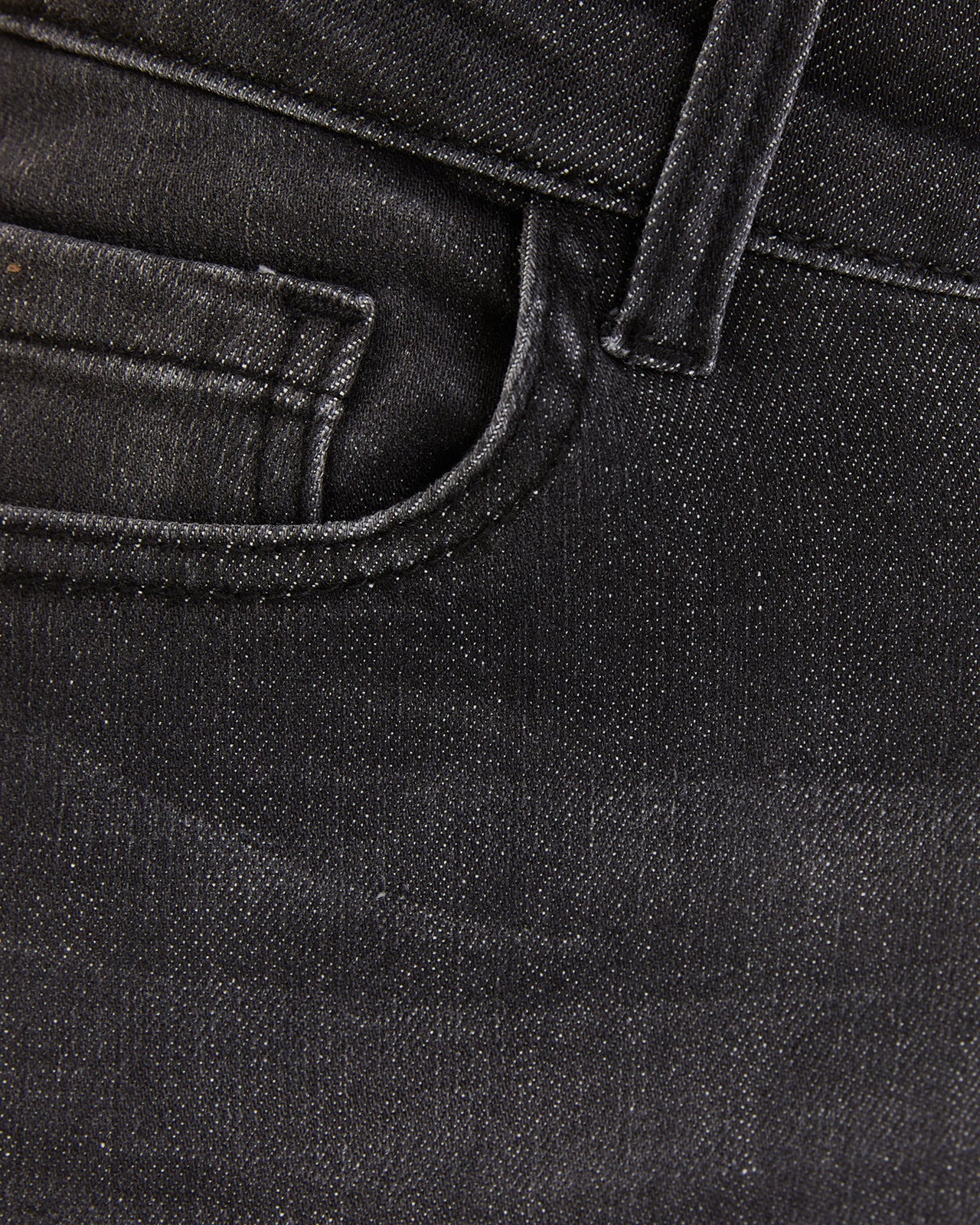 Pantalón denim flare detalle en el inferior