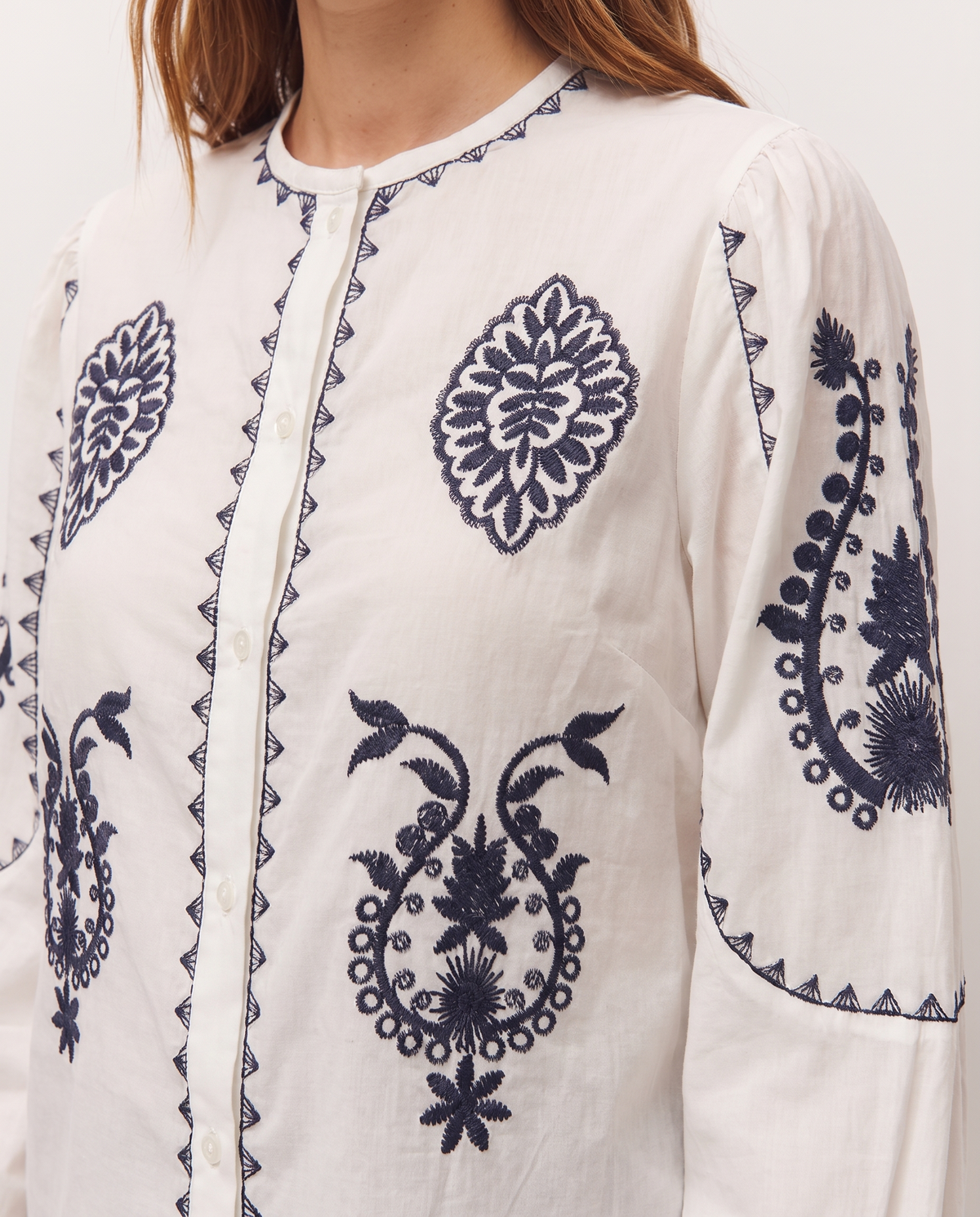 Camisa crudo bordada bicolor, detalle del tejido