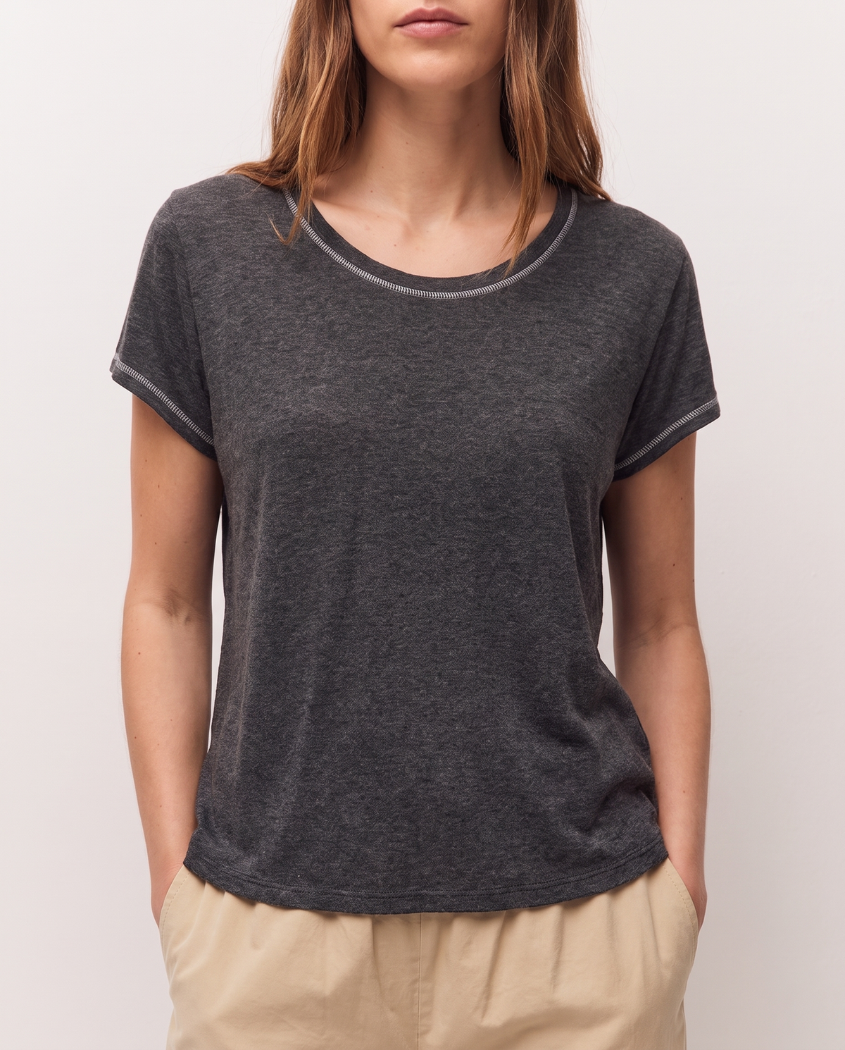 Camiseta gris oscuro con costuras a contraste, detalle del tejido