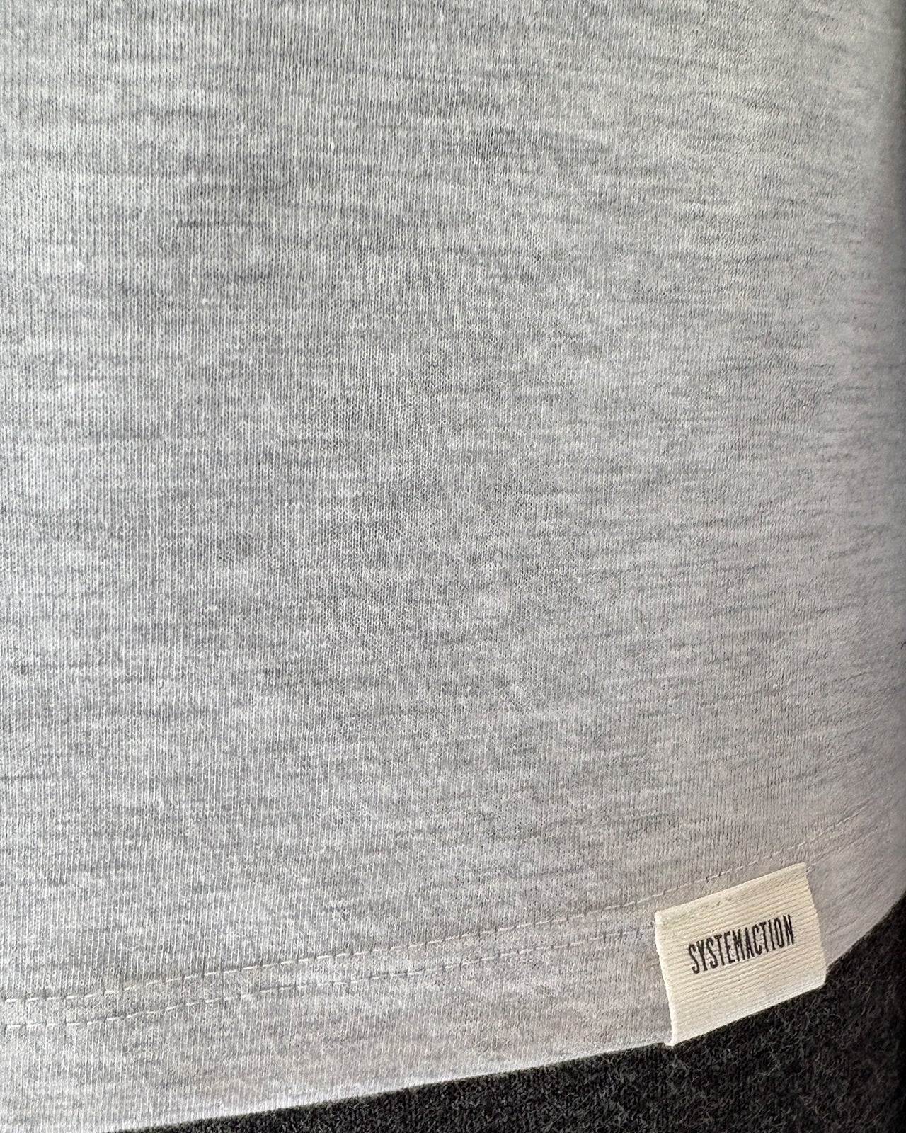 Camiseta básica gris, detalle del tejido