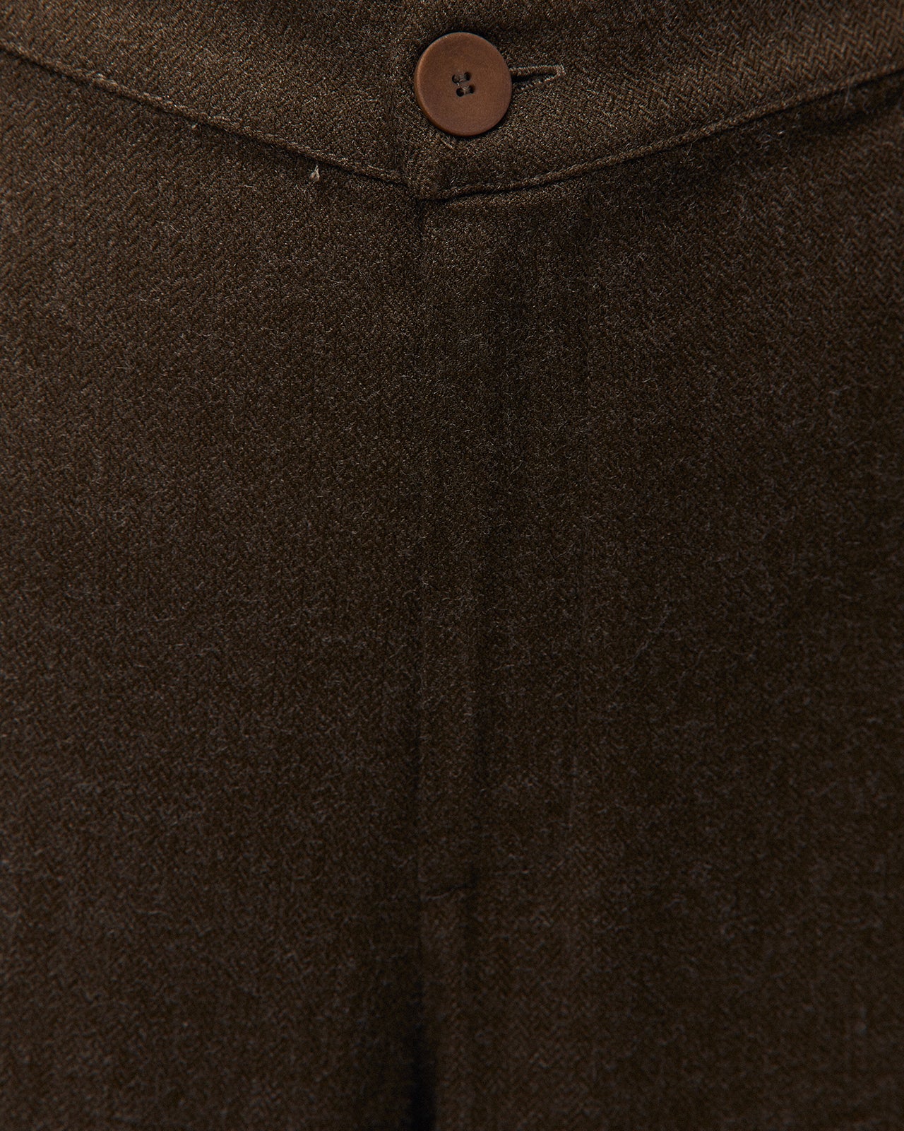 Pantalón ancho verde oscuro con detalle de bolsillos, detalle del tejido