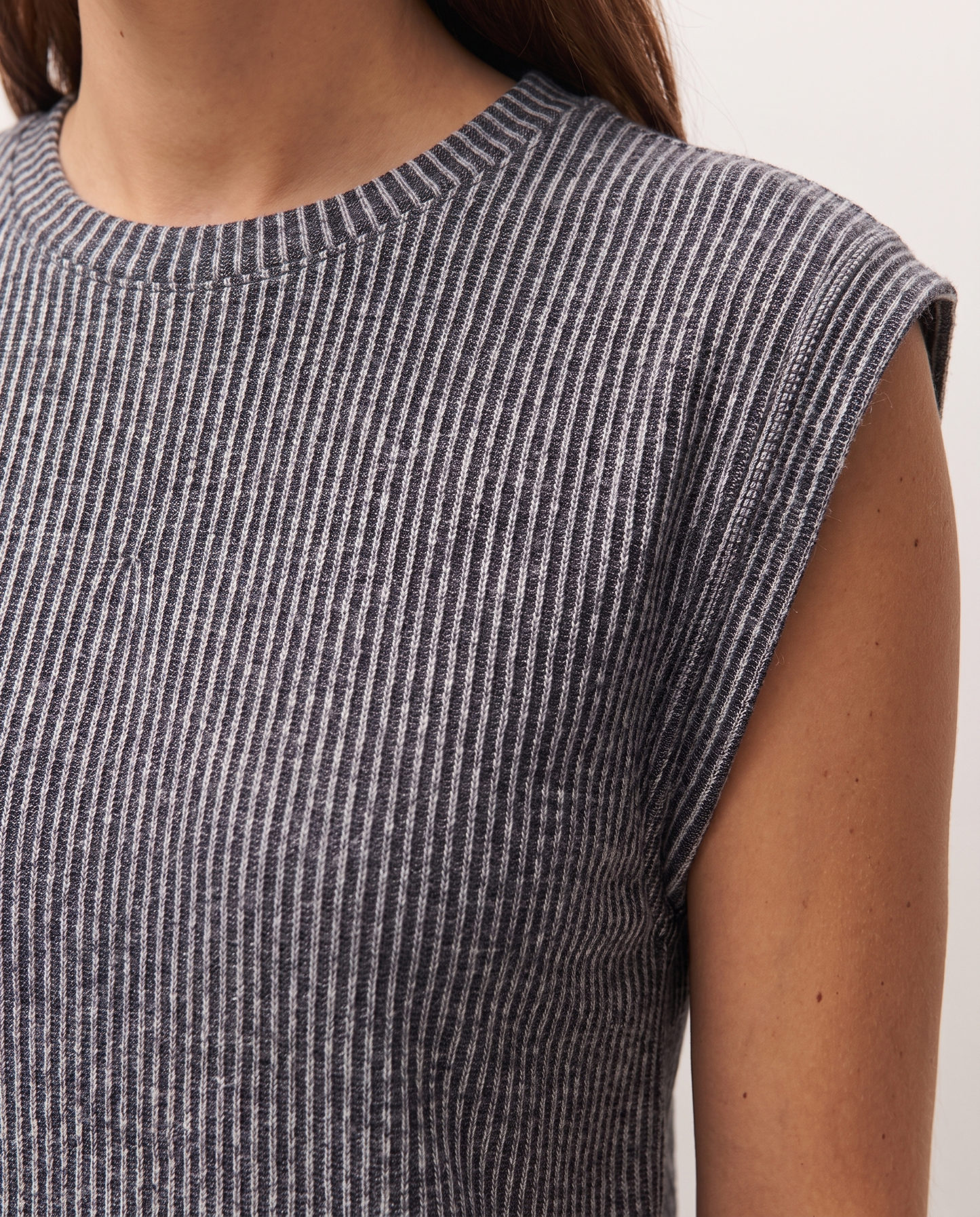 Camiseta azul índigo de canalé con cuello redondo, detalle del tejido