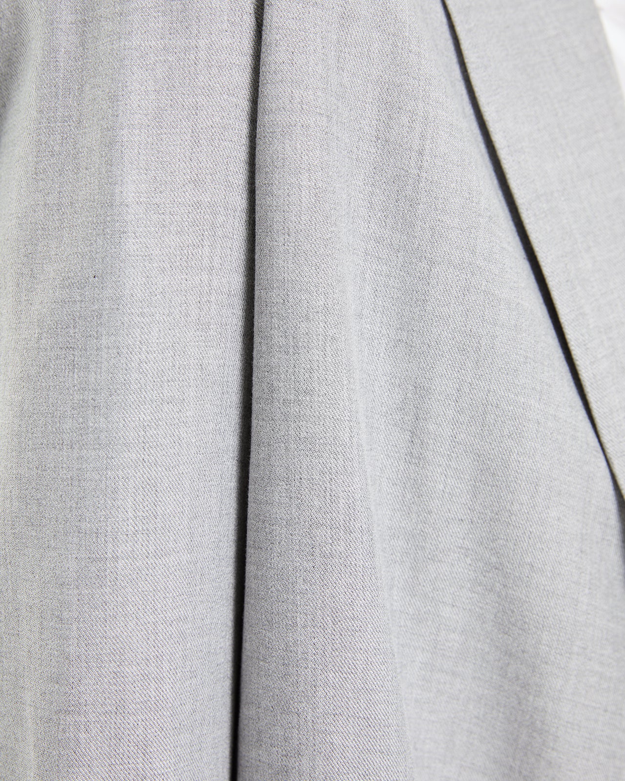 Americana gris con solapa con cierre botón