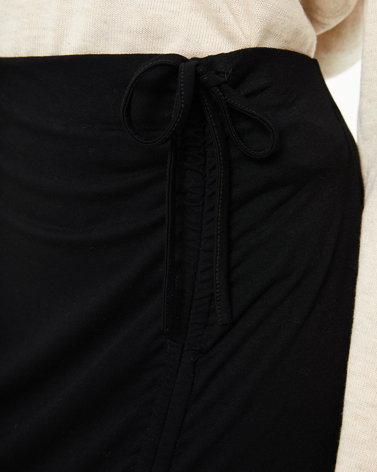 Jupe avec détails froncés sur les côtés