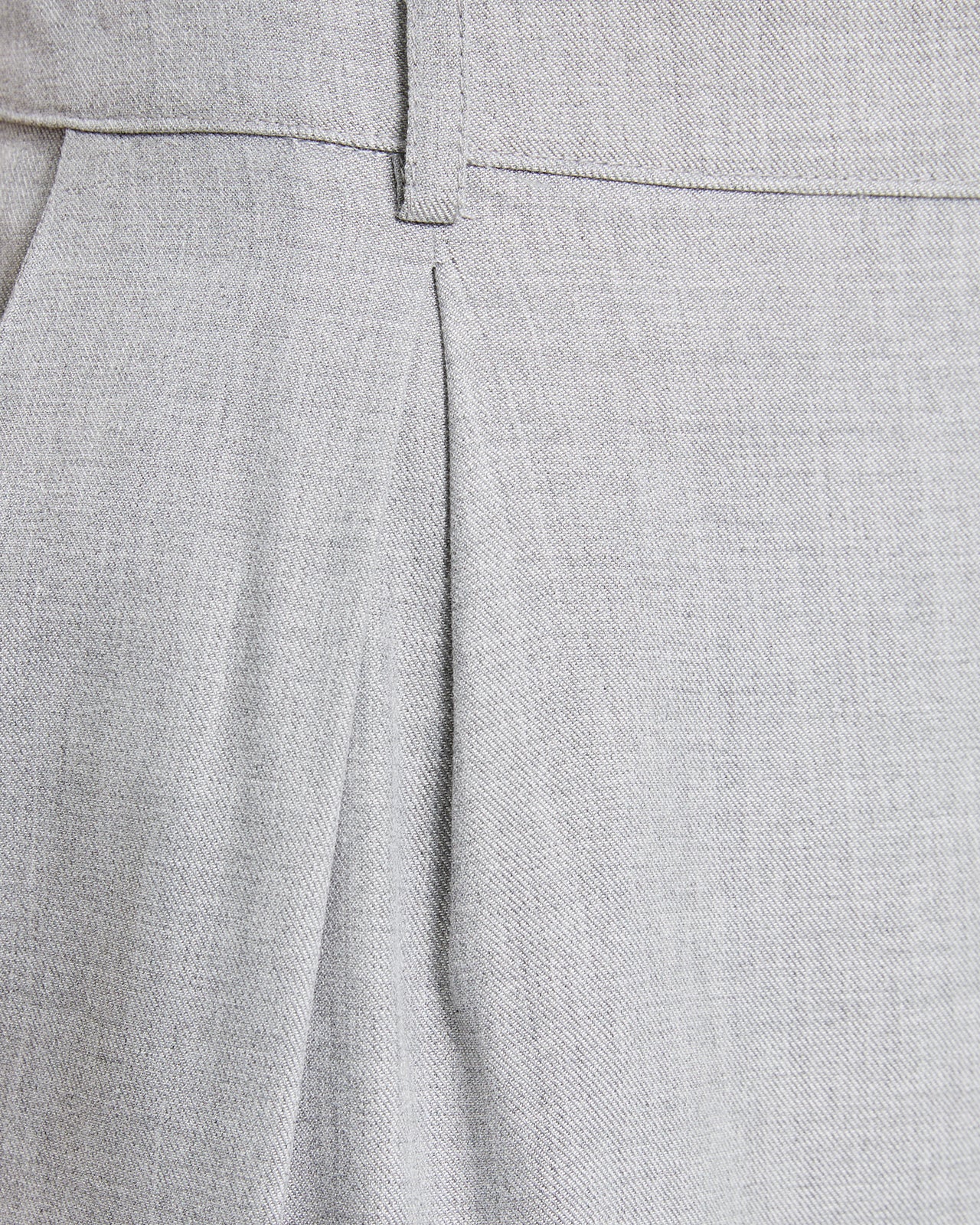 Pantalón de traje con pinzas delanteras y cierre botón