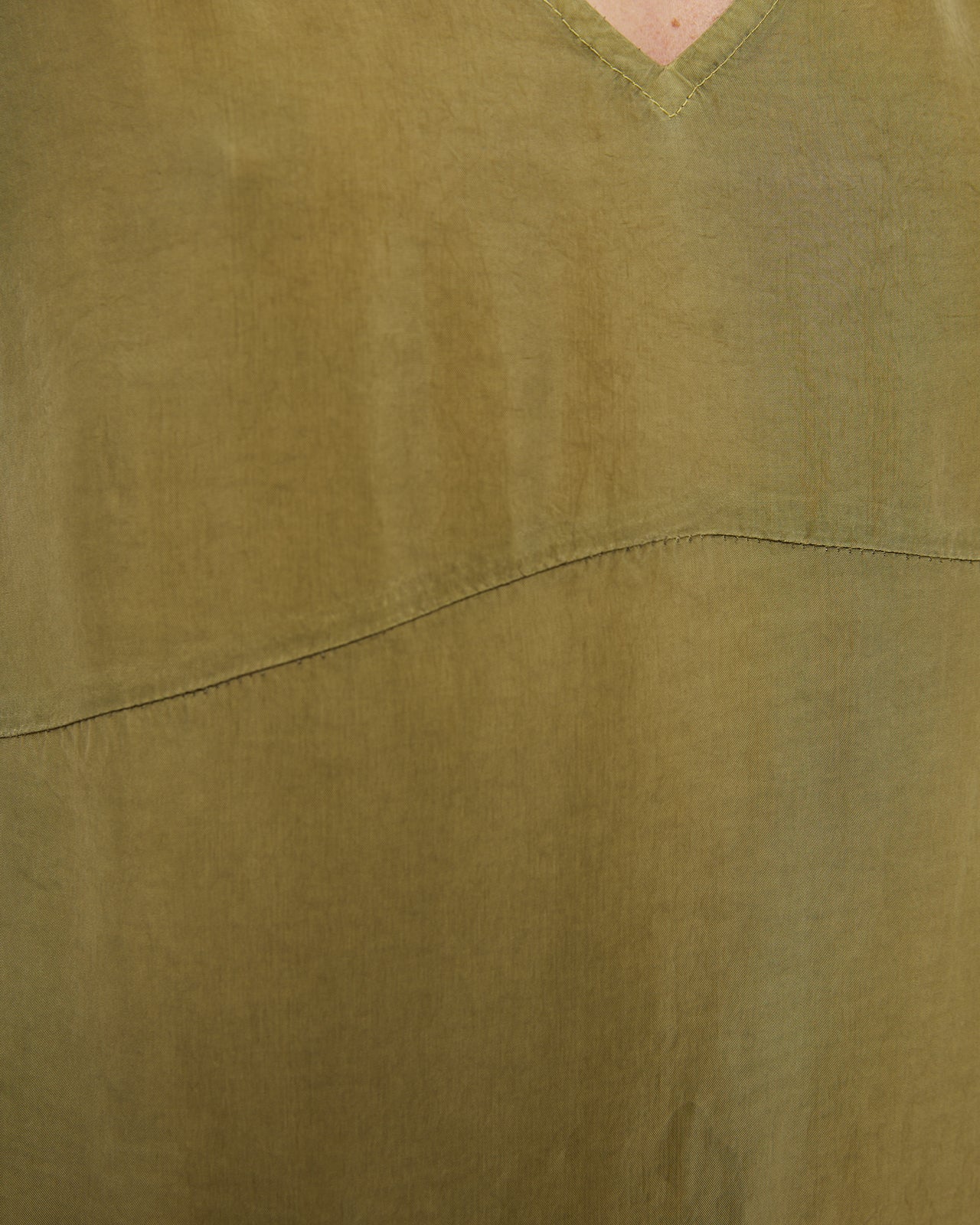 Vestido midi de cupro con cuello pico