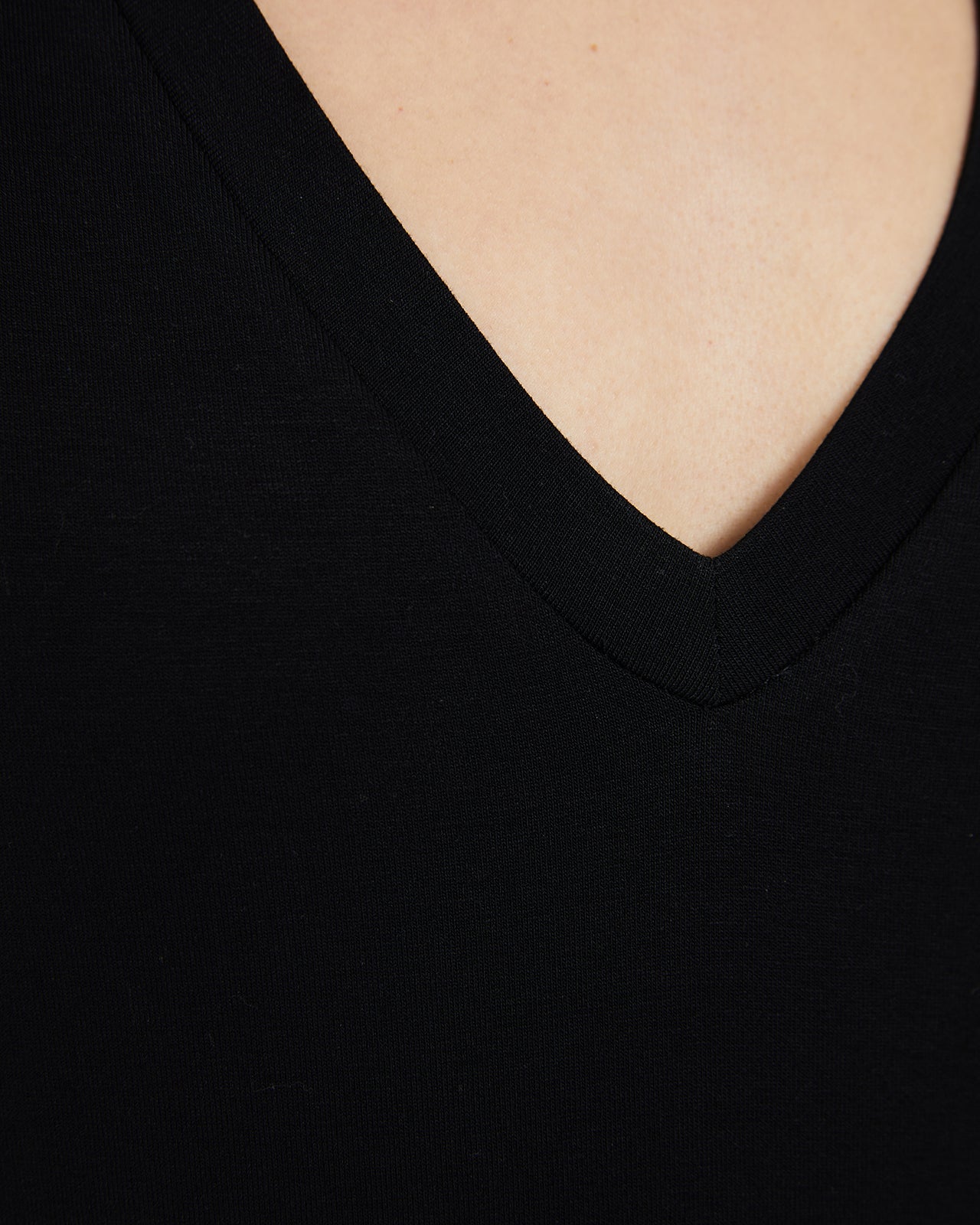 Long sleeveless dress with seams