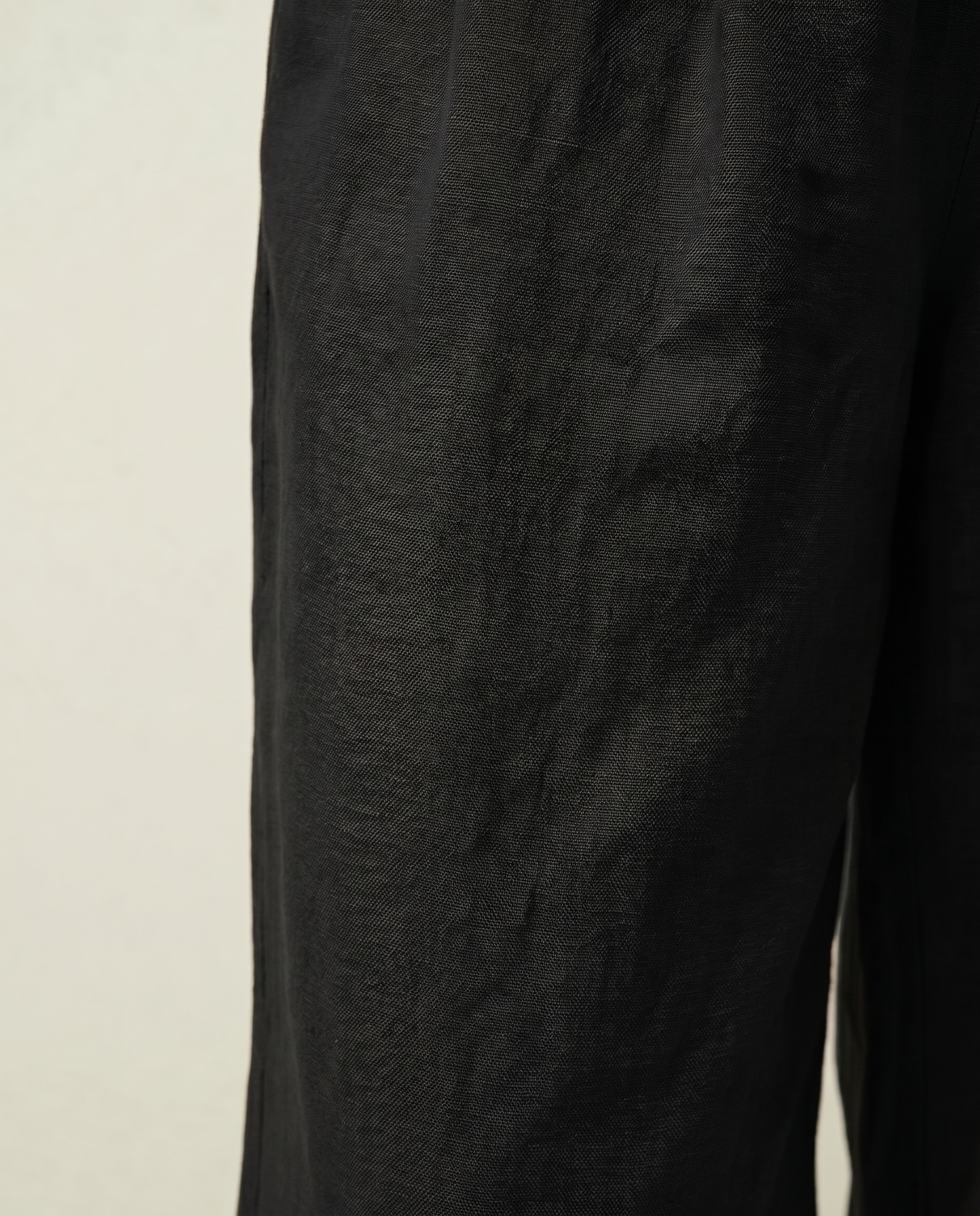 Pantalón bombacho con goma en el bajo.