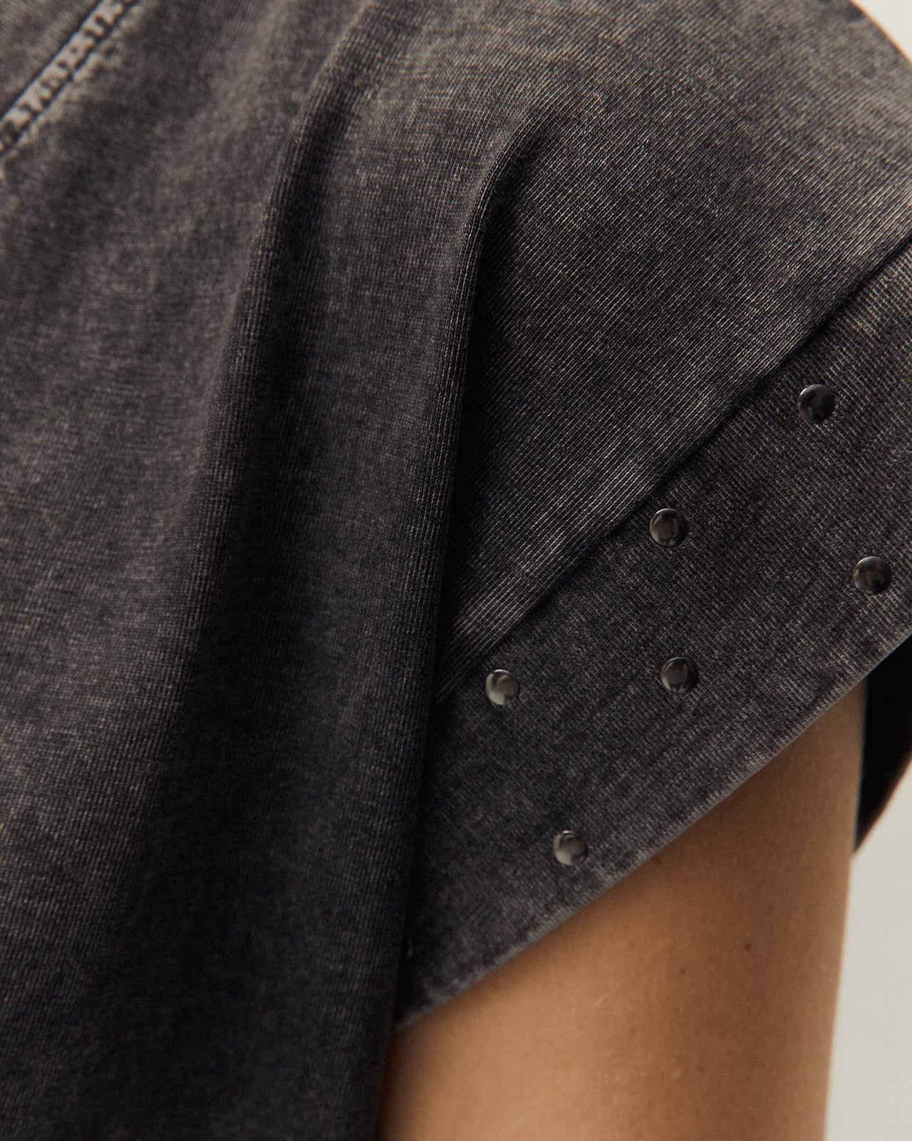 Vestido con tachas en la mangas