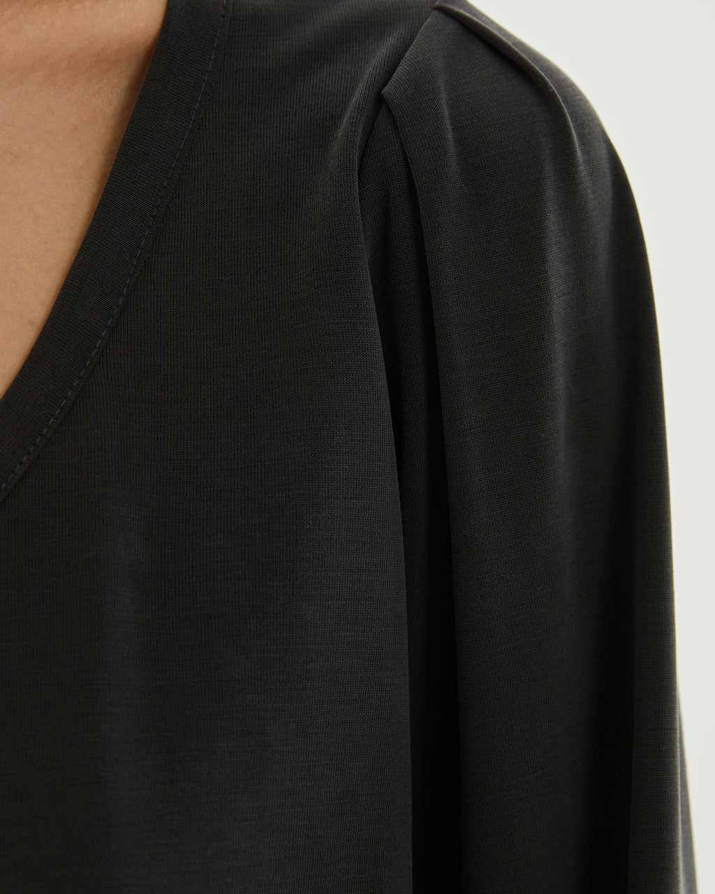 Black fluid long sleeve t-shirt with pleats