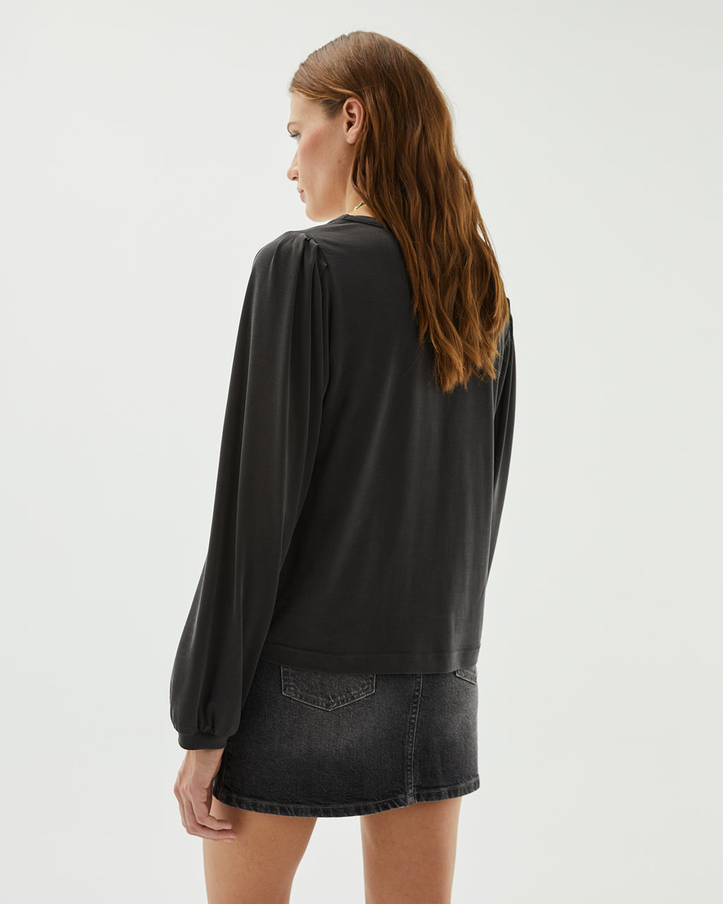 Black fluid long sleeve t-shirt with pleats