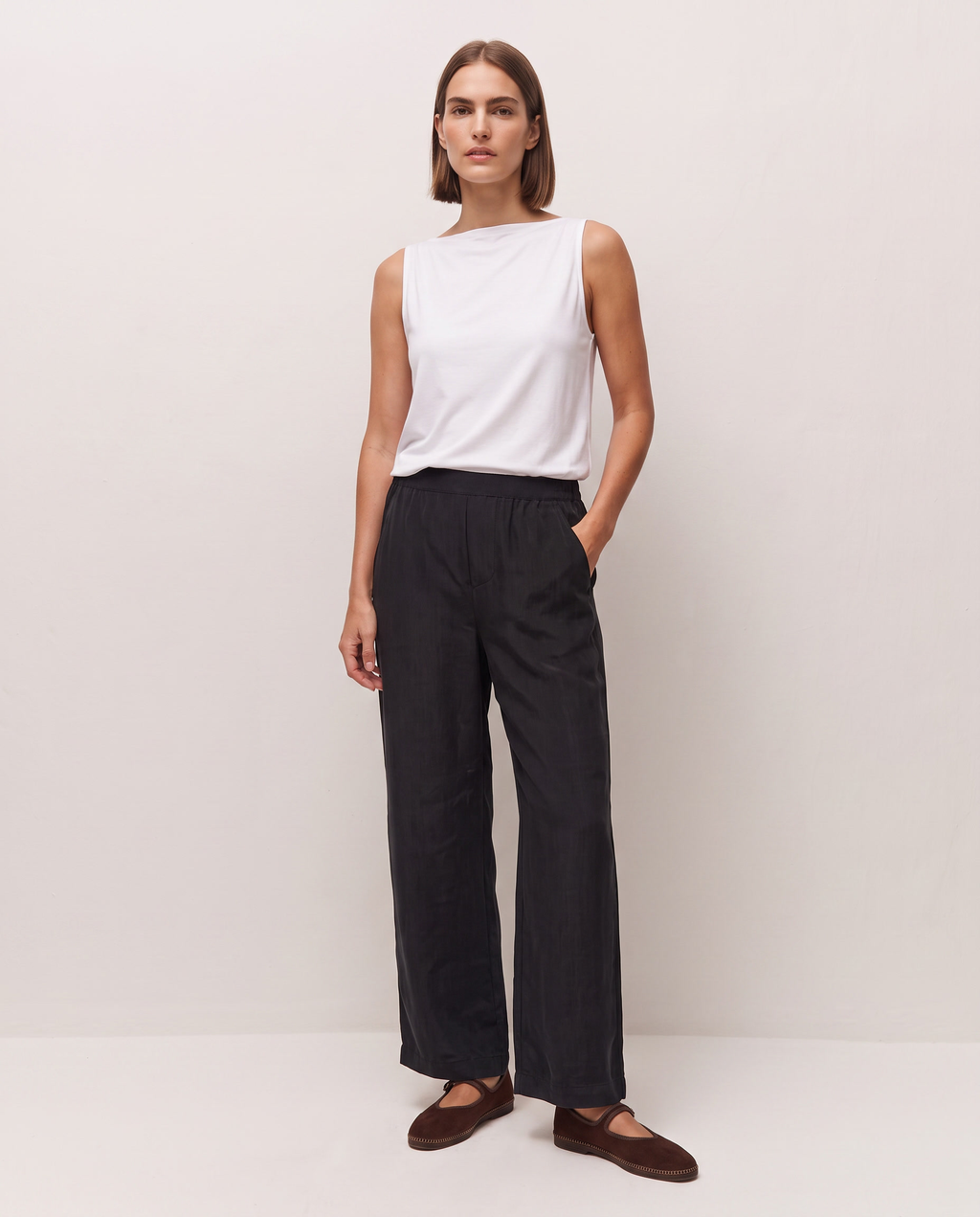 Pantalón largo con goma en la cintura y tejido de cupro