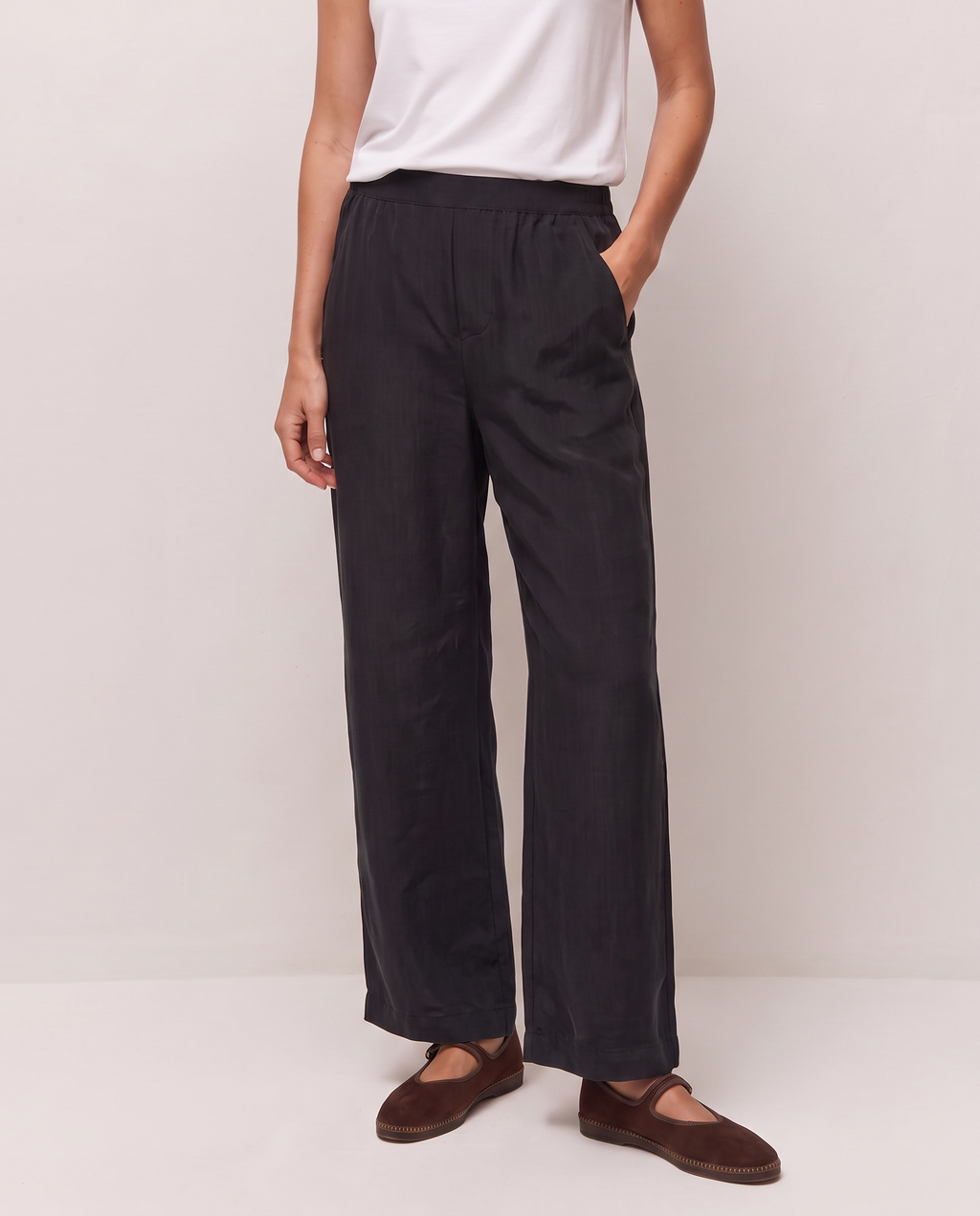 Pantalón largo con goma en la cintura y tejido de cupro