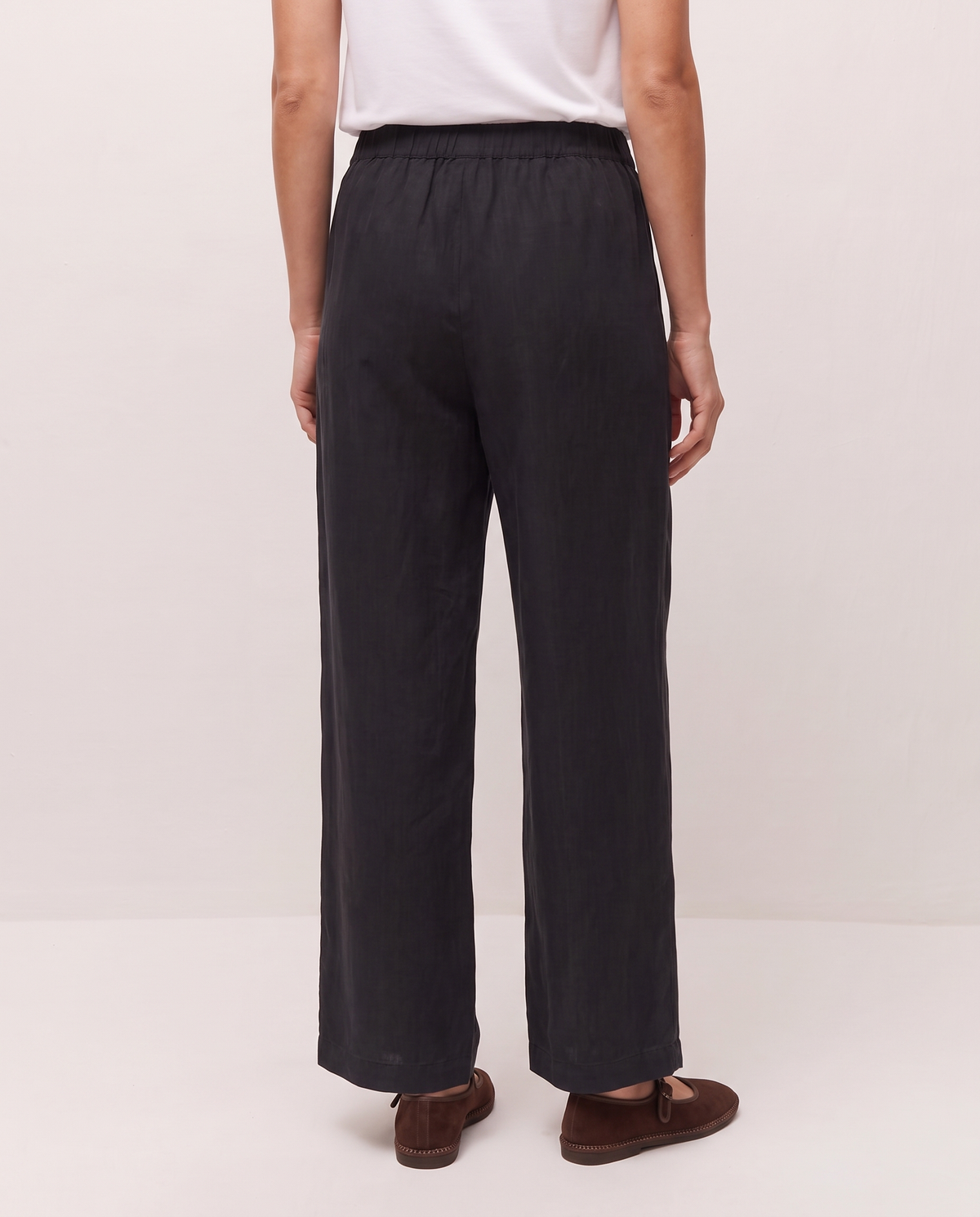 Pantalón largo con goma en la cintura y tejido de cupro