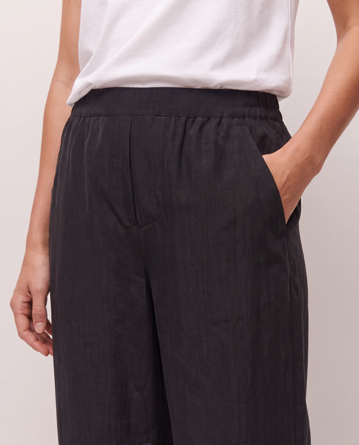 Pantalón largo con goma en la cintura y tejido de cupro