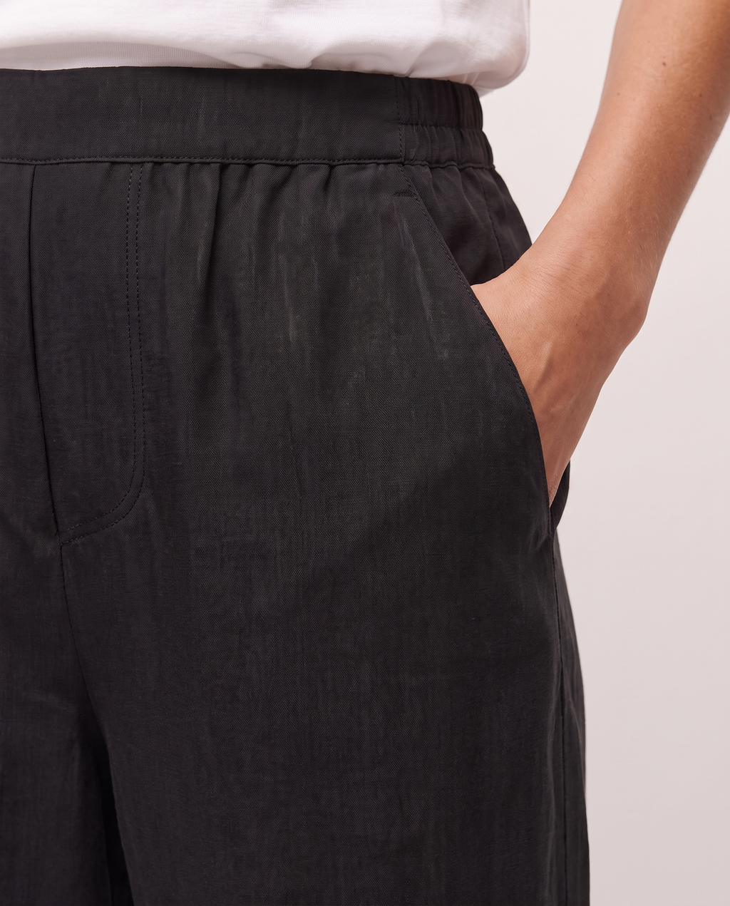 Pantalón largo con goma en la cintura y tejido de cupro