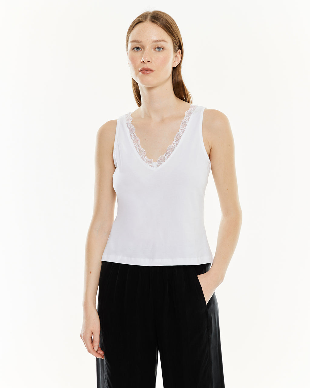 Top de tirantes con puntilla