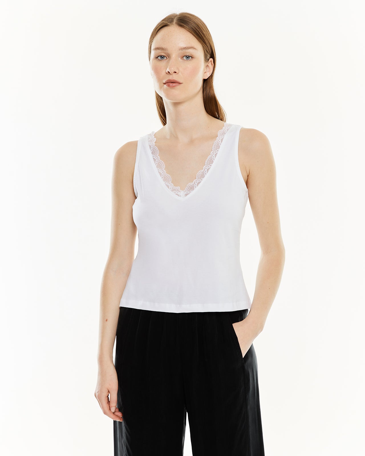 Top de tirantes con puntilla