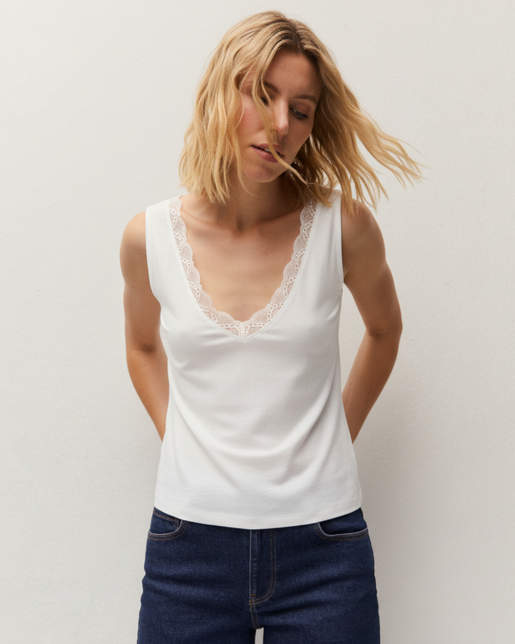 Haut à bretelles avec bordure en dentelle