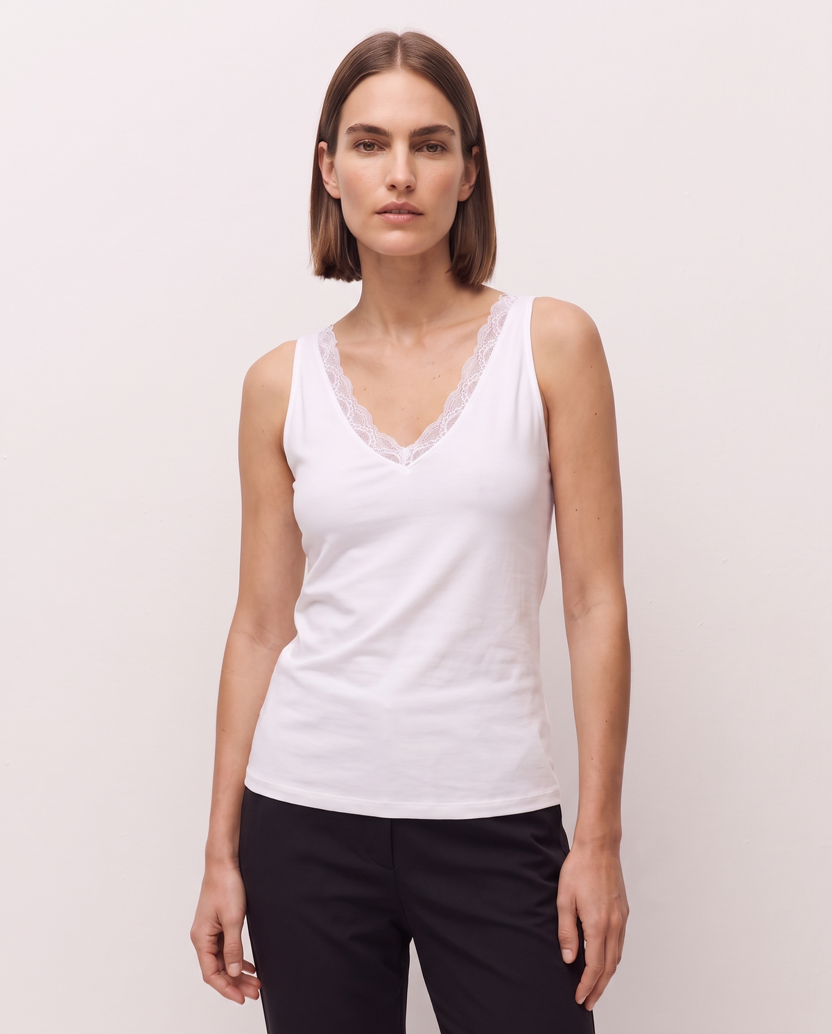 Top de tirantes con puntilla