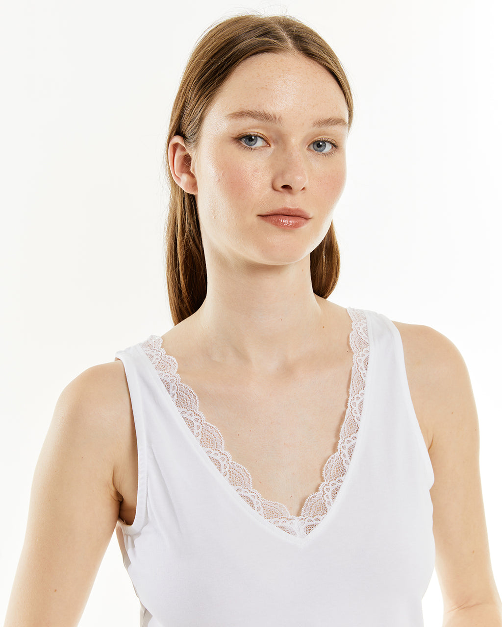 Top de tirantes con puntilla