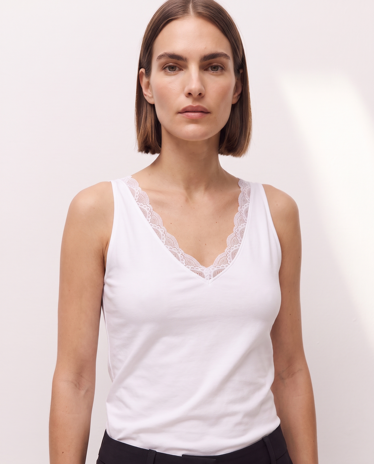 Top de tirantes con puntilla