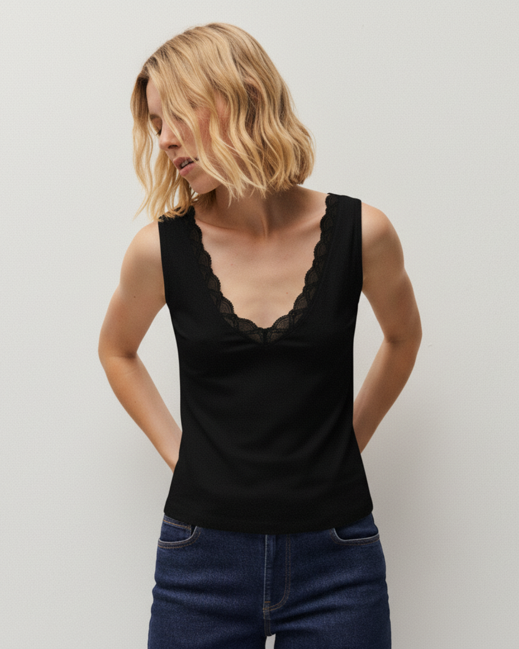 Haut à bretelles avec bordure en dentelle