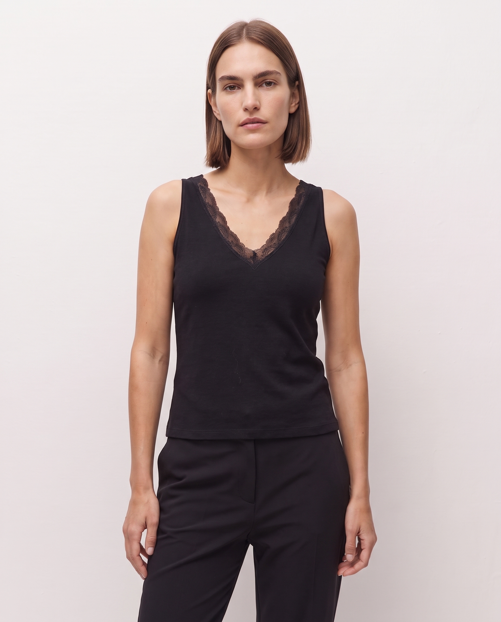 Top de tirantes con puntilla