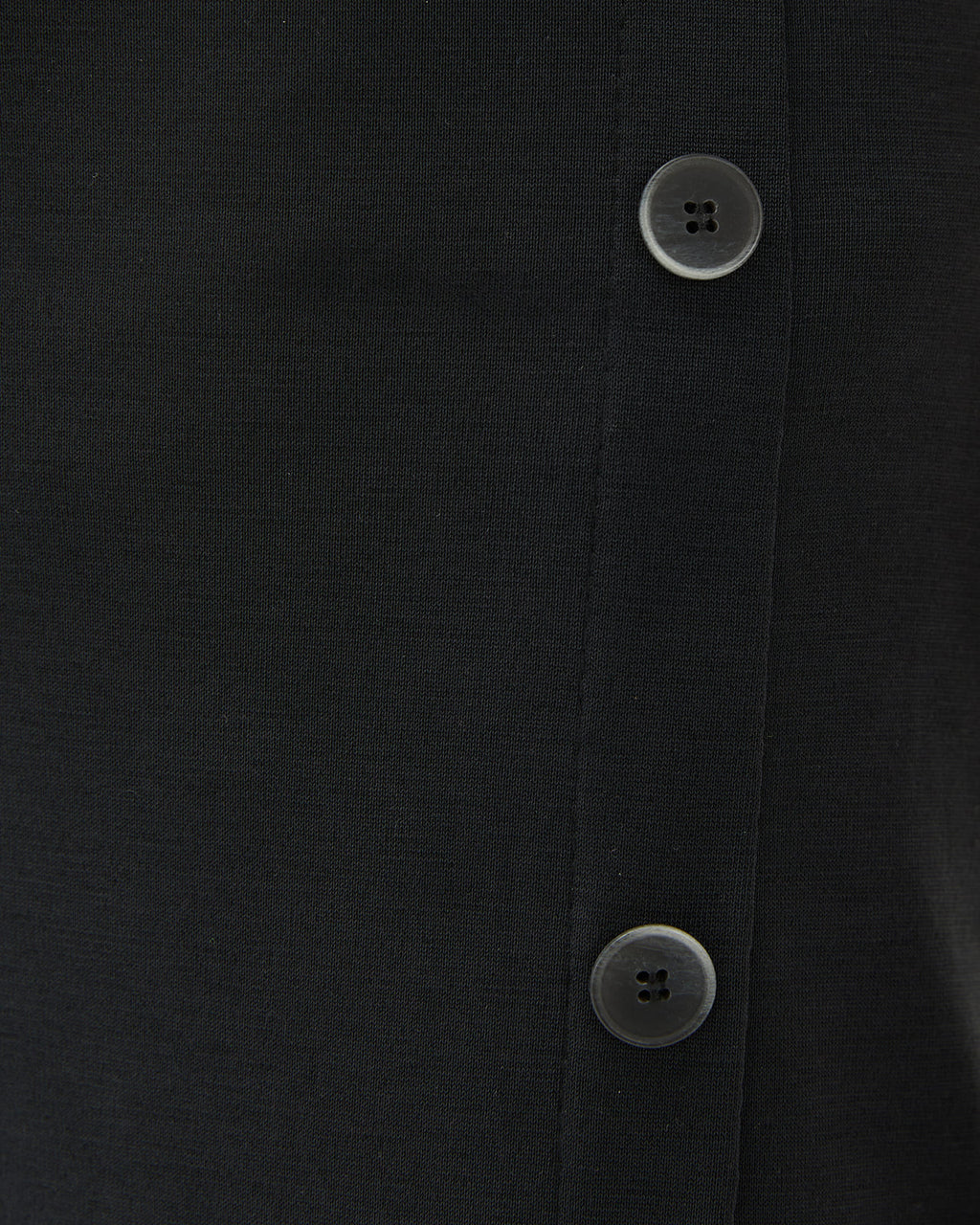Falda midi negra fluida con botones