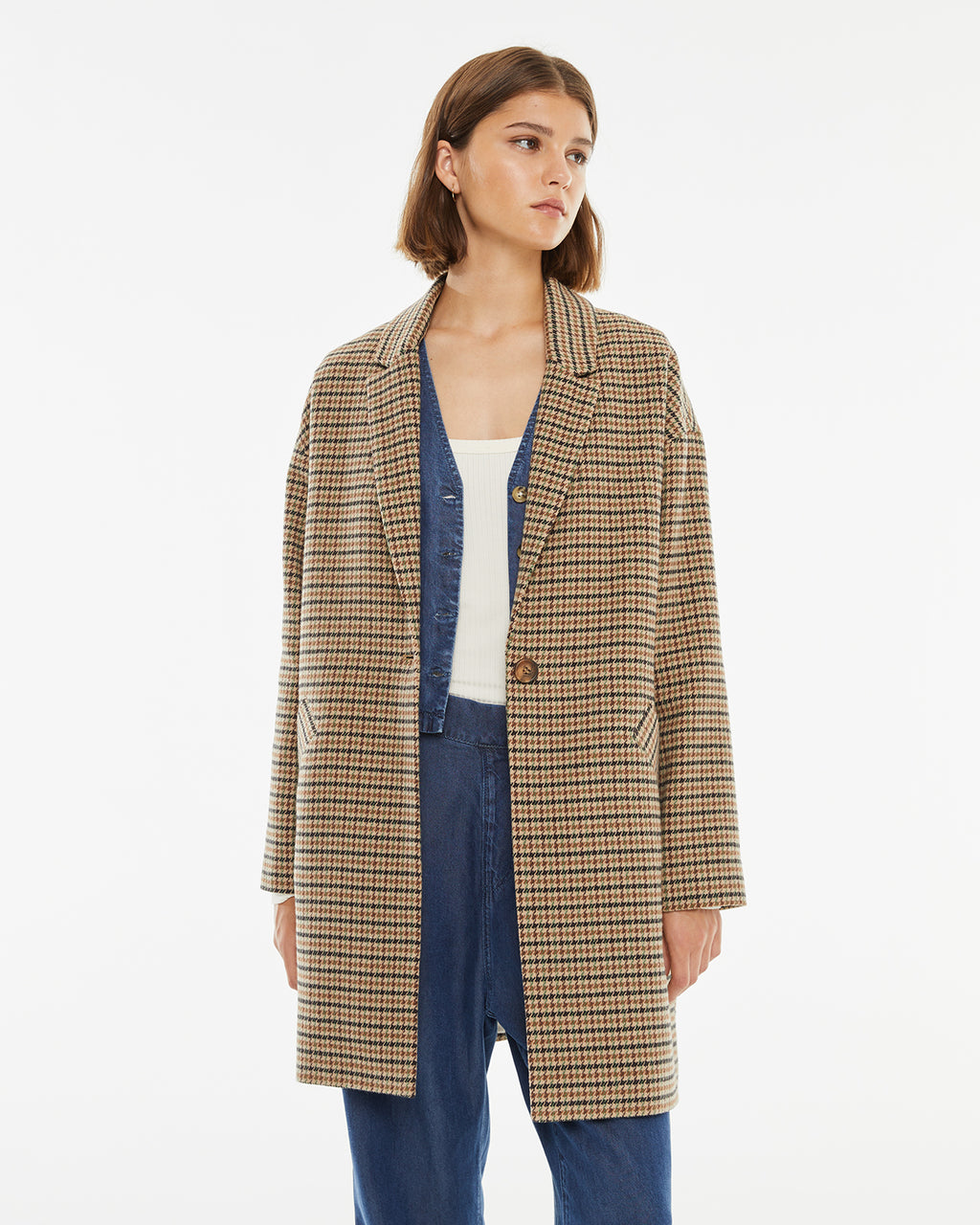 Short coat with lapel collar and mini houndstooth fabric