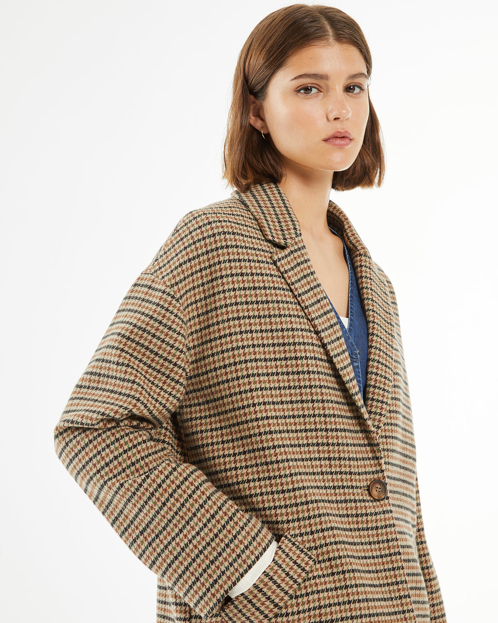 Short coat with lapel collar and mini houndstooth fabric