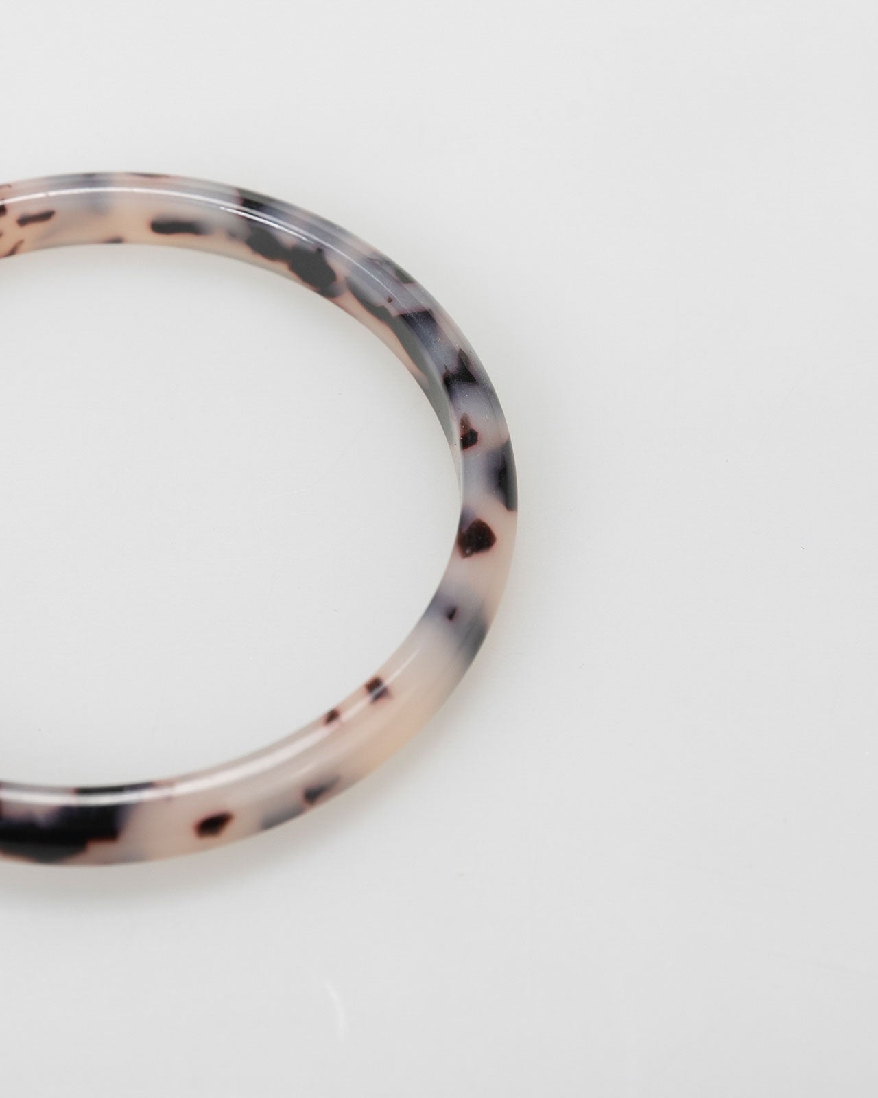 Marble effect rigid bracelet