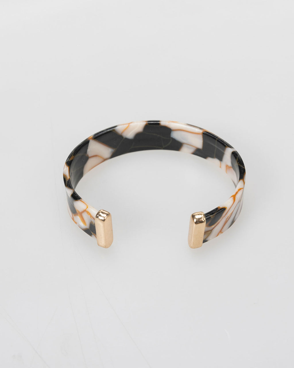 Semi-open rigid bracelet with marble effect