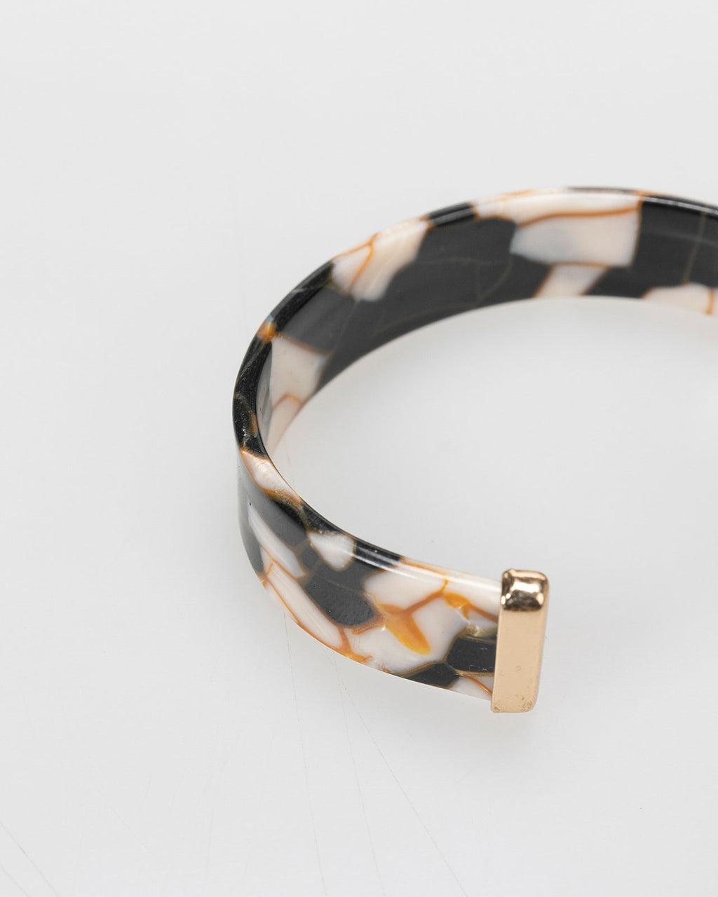 Semi-open rigid bracelet with marble effect