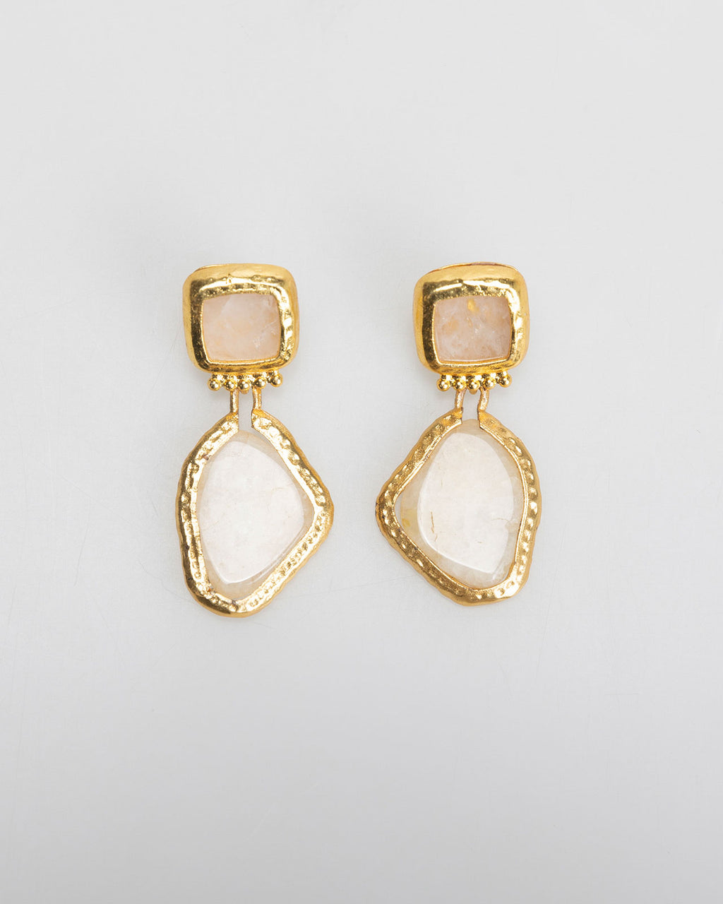 Asymmetrical gold earrings with marble effect rhinestones