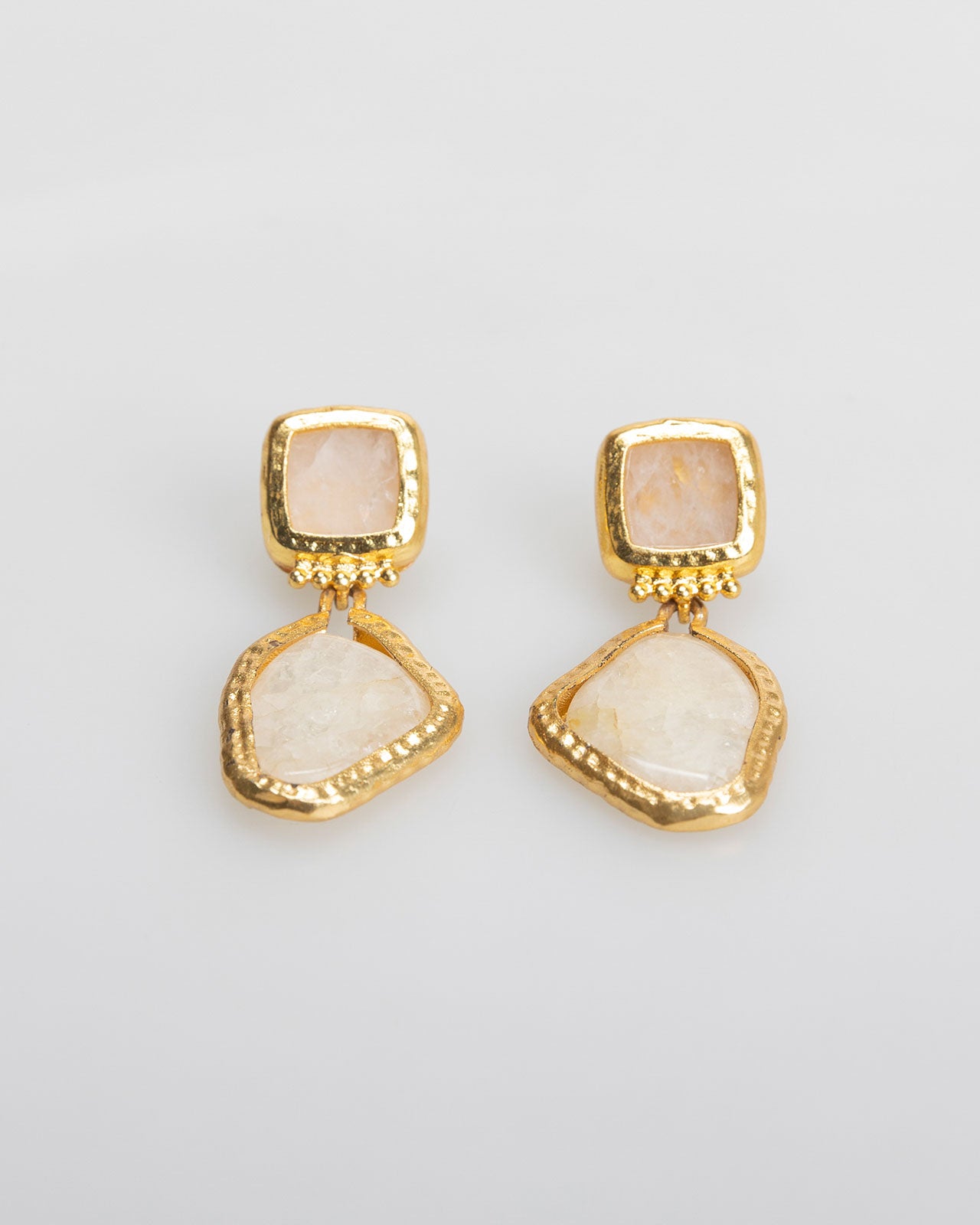 Asymmetrical gold earrings with marble effect rhinestones