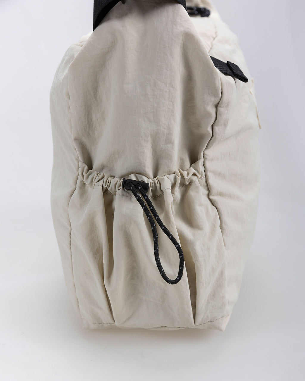 Nylon bag with adjustable handle and zipper closure