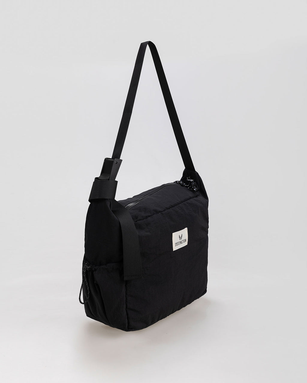 Nylon bag with adjustable handle and zipper closure