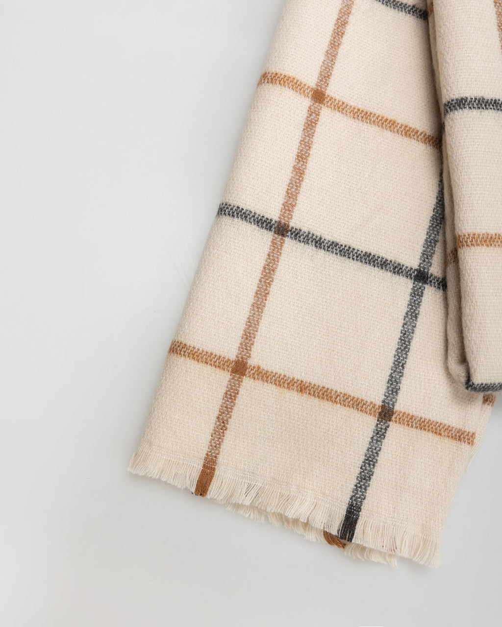 Raw checkered scarf with frayed finish