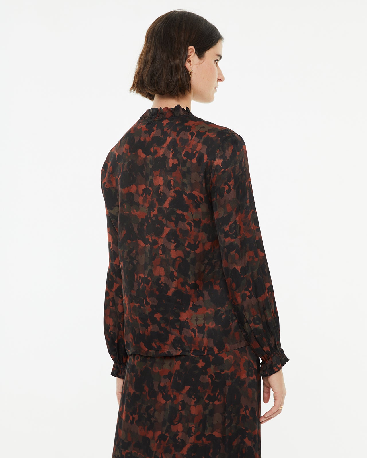 Printed shirt with ruffle on the collar