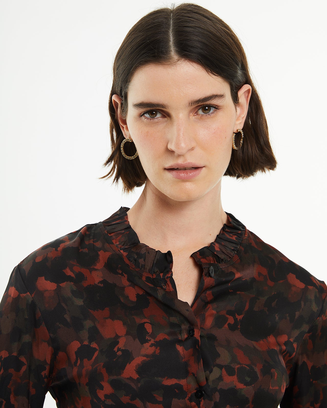 Printed shirt with ruffle on the collar