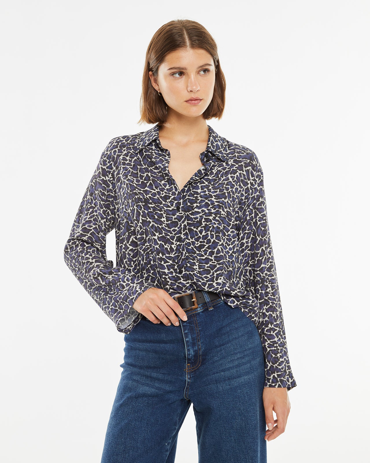 Printed shirt with a shirt collar and long sleeves