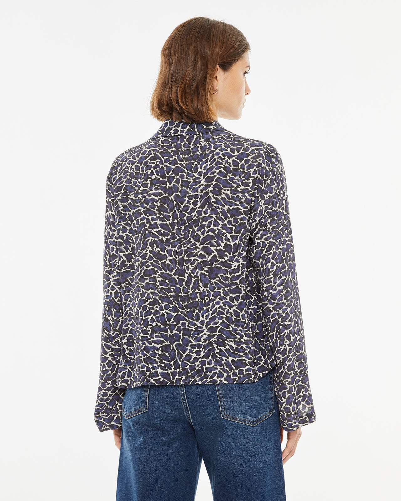 Printed shirt with a shirt collar and long sleeves