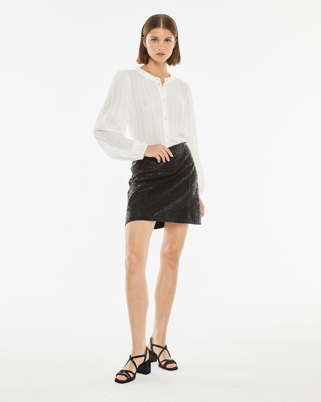 Short skirt with front seams