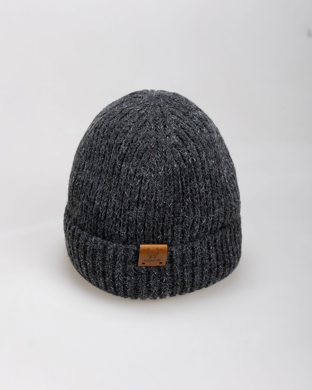 Knitted hat with aranés finish turned back